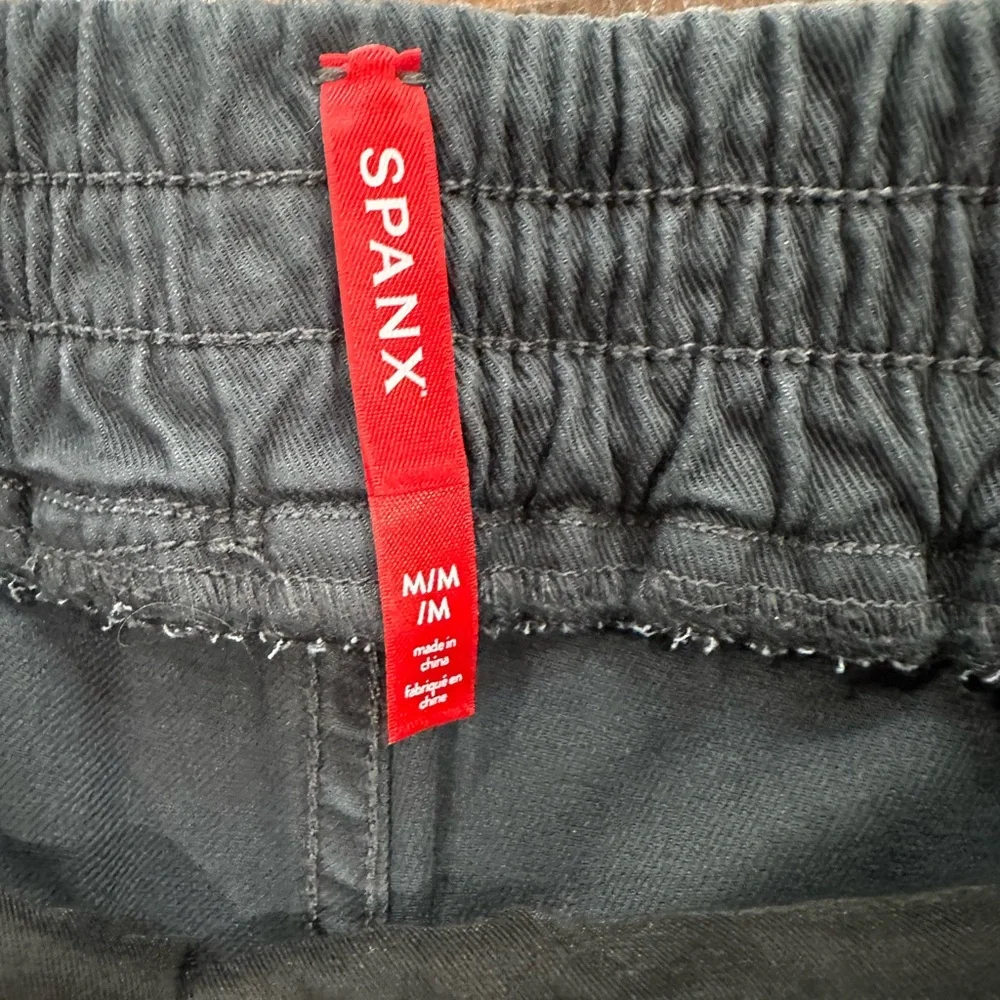 Spanx Stretch Twill Cargo Jogger Pants Washed Black Women's Size M NWT - Picture 4 of 10